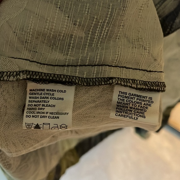 Tommy Bahama silk floral short sleeve island shirt. XXL - Picture 7 of 8